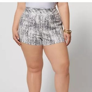 Fashion to figure snake print shorts